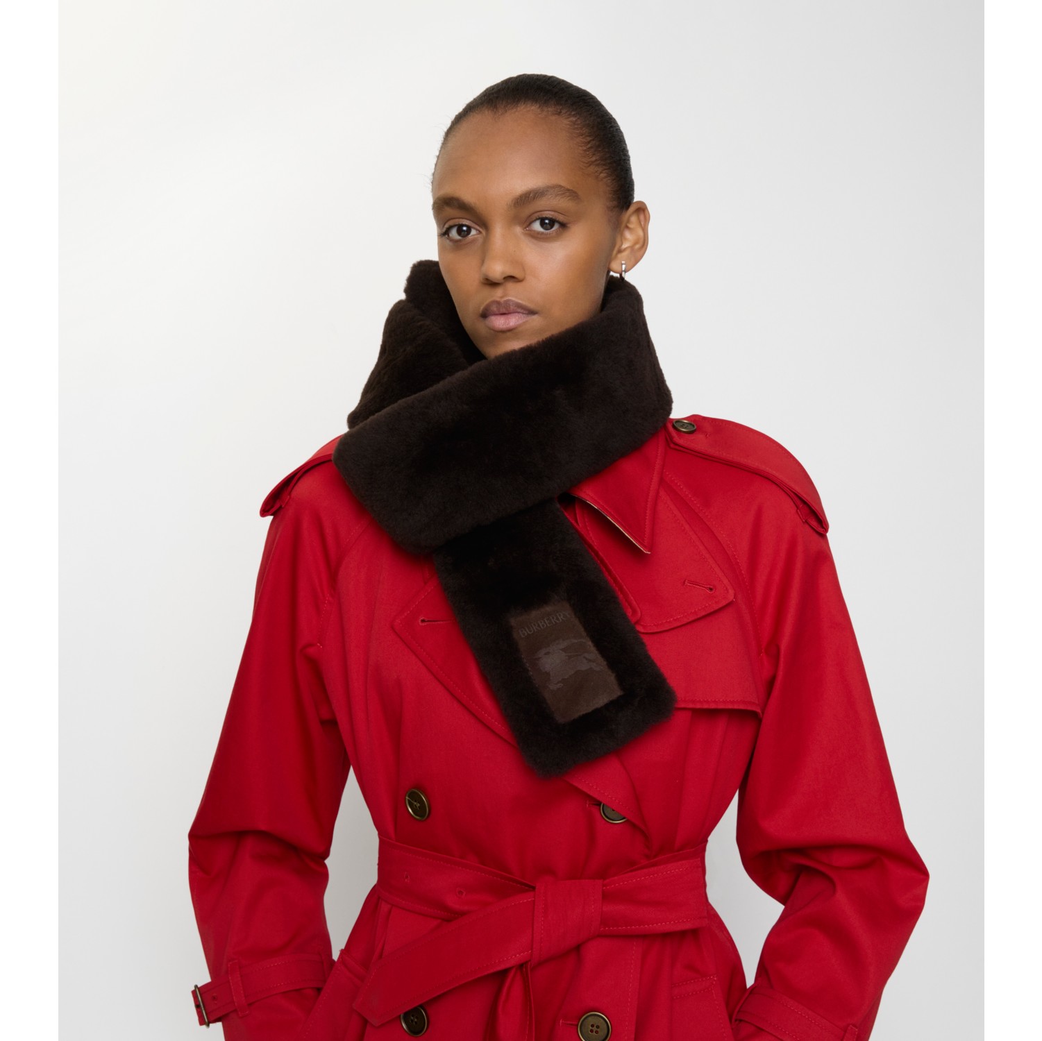 Écharpe fine en shearling avec étiquette