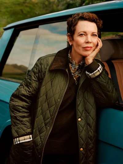 Olivia Colman in einer gesteppten Jacke mit Karomuster in den Farben Shale und Brush für die Outerwear-Kampagne von Burberry