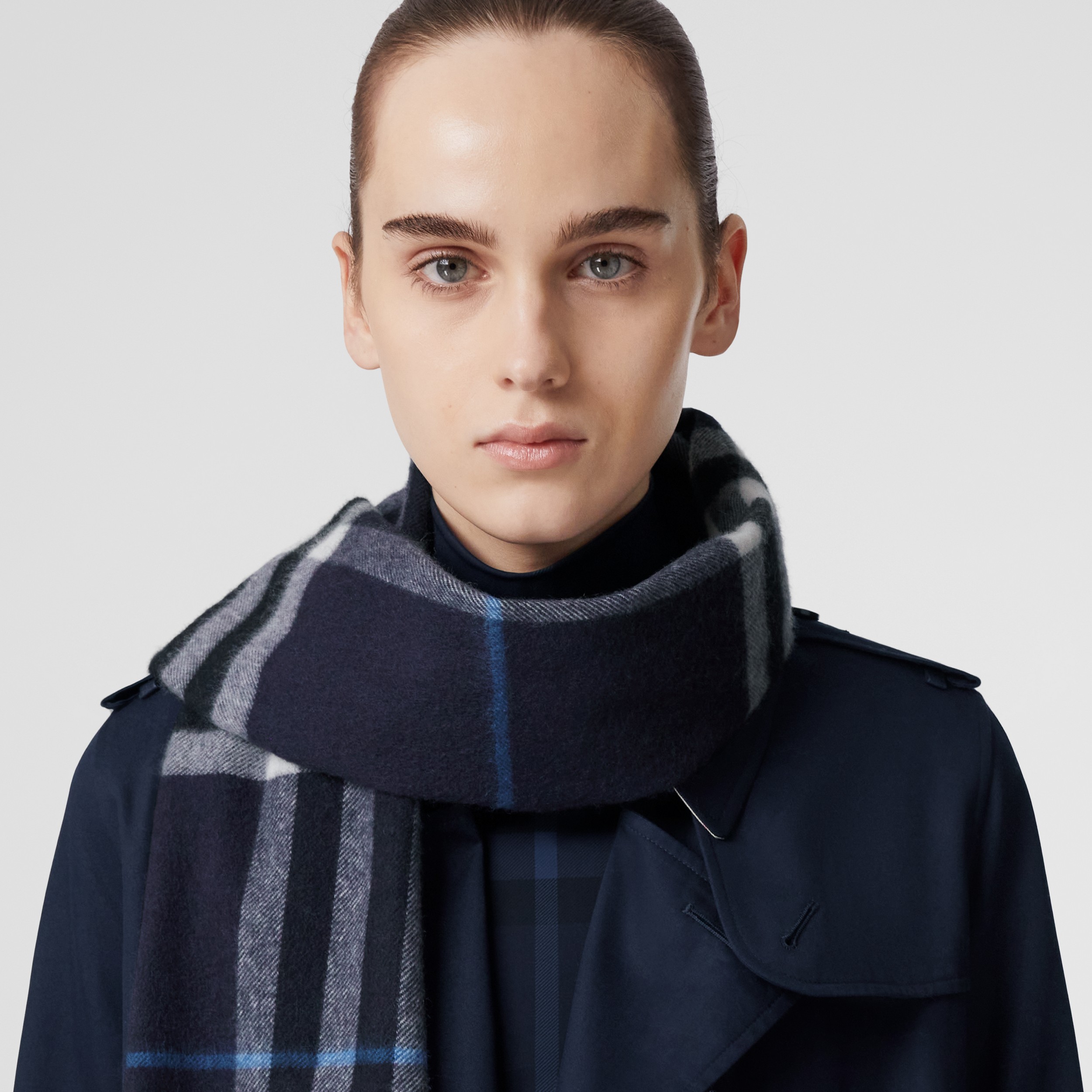 Night Check Cashmere Scarf – Online Exclusive in Dark Charcoal Blue | Burberry® Official - 3