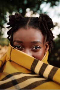 Little Simz usando um cachecol de cashmere Burberry