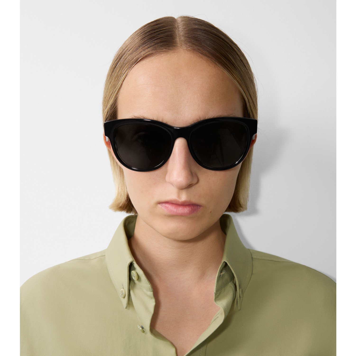 Sonnenbrille mit runder Fassung und Karodetail