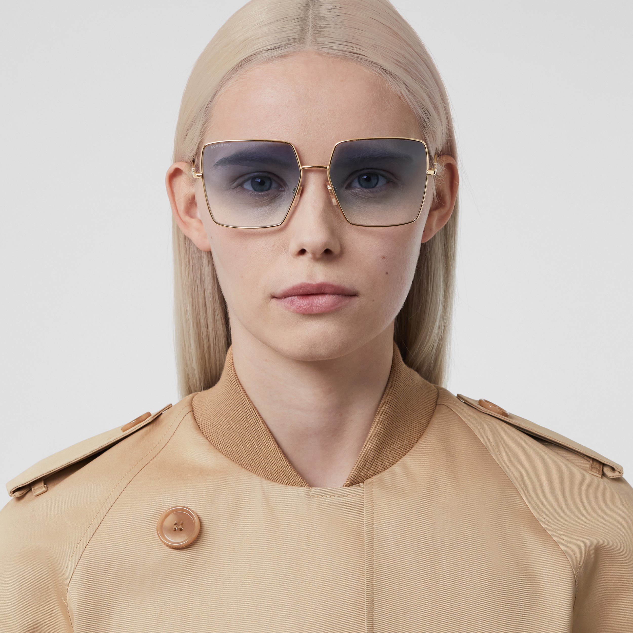 Sonnenbrille mit eckiger Fassung und Streifendetails (Helles Goldfarben) - Damen | Burberry® - 3