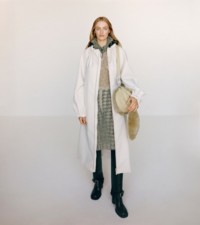 후드 파카, 실크 시폰 후드 드레스와 함께 헌터 색상의 시얼링 및 가죽 소재 미디엄 나이트 백을 착용한 모델.