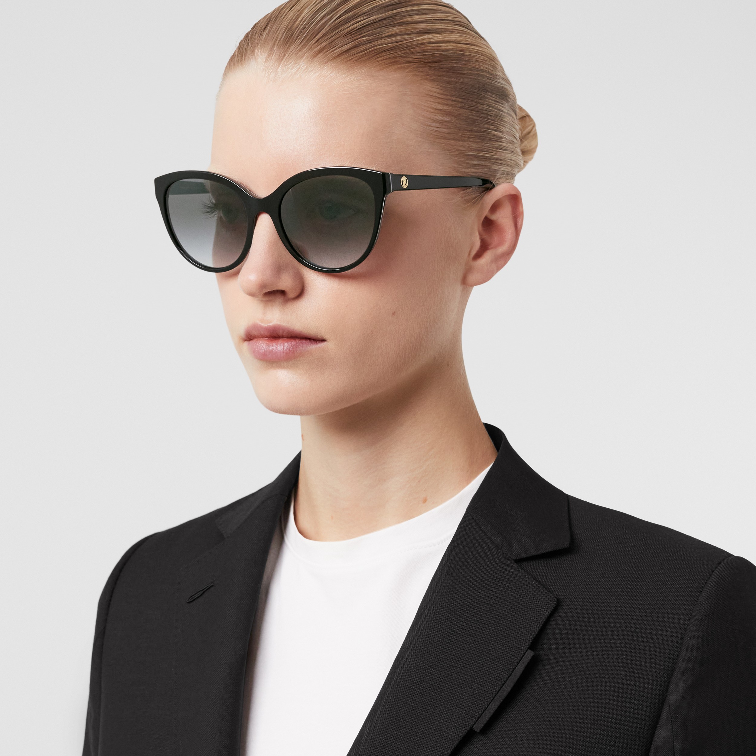 Óculos de sol com armação gatinho e monograma (Preto) - Mulheres | Burberry® oficial - 3