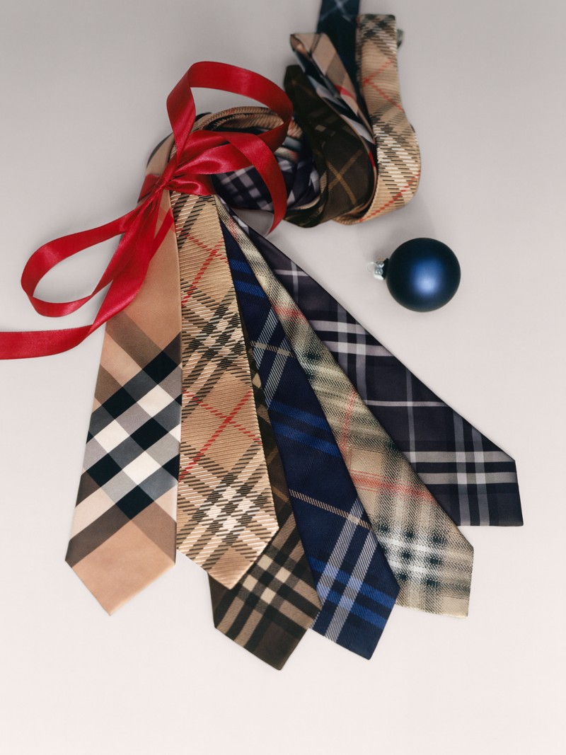 Corbatas a cuadros Burberry Check de todos los colores para la campaña de regalos festivos