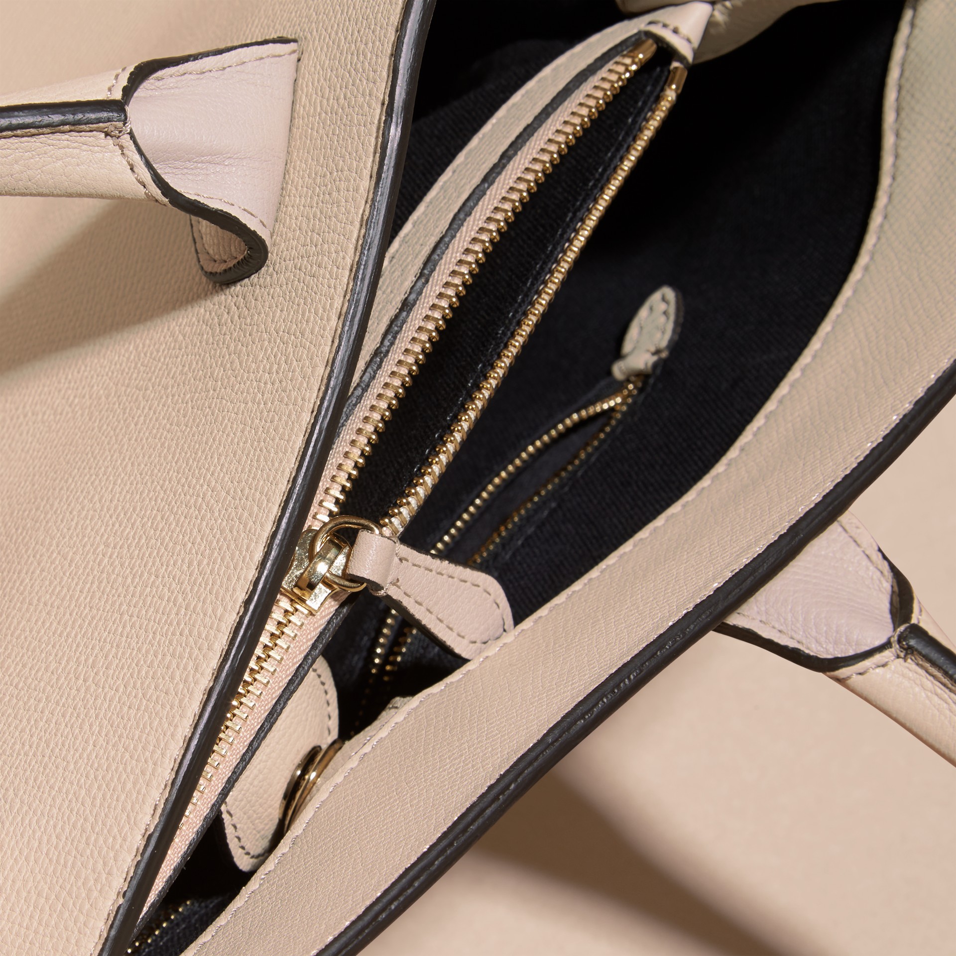 The Large Banner in Leather and House Check Limestone | Burberry