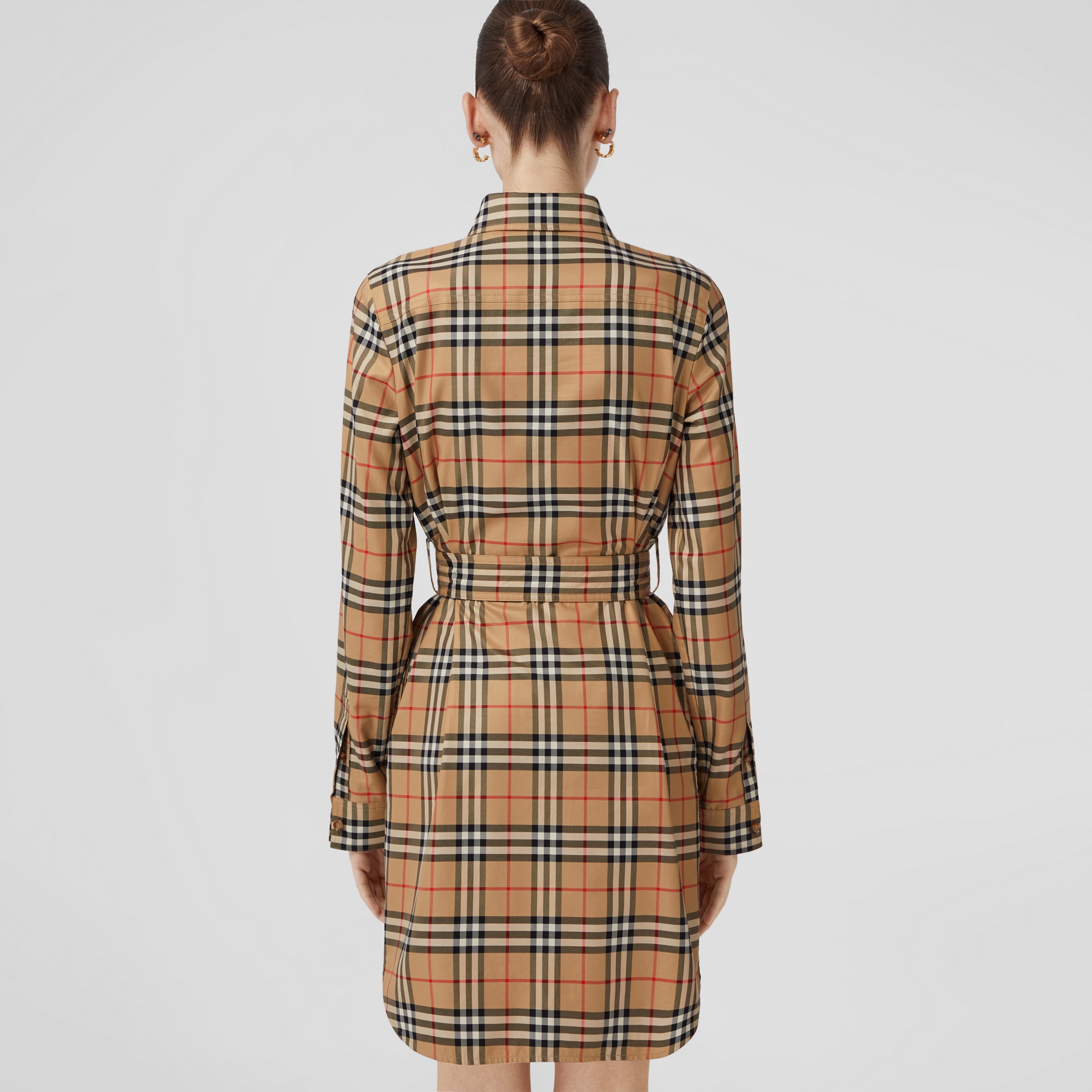 Vestido camisero en algodón Check con cinturón (Beige Vintage) - Mujer | Burberry® oficial - 3