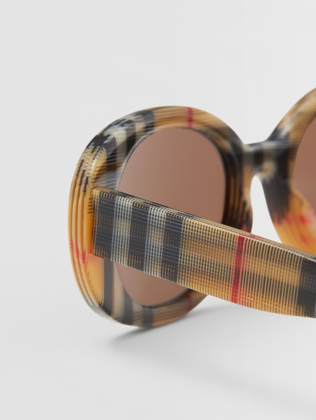 Sonnenbrille mit ovalem Gestell und Vintage Check-Muster (Antikgelb)