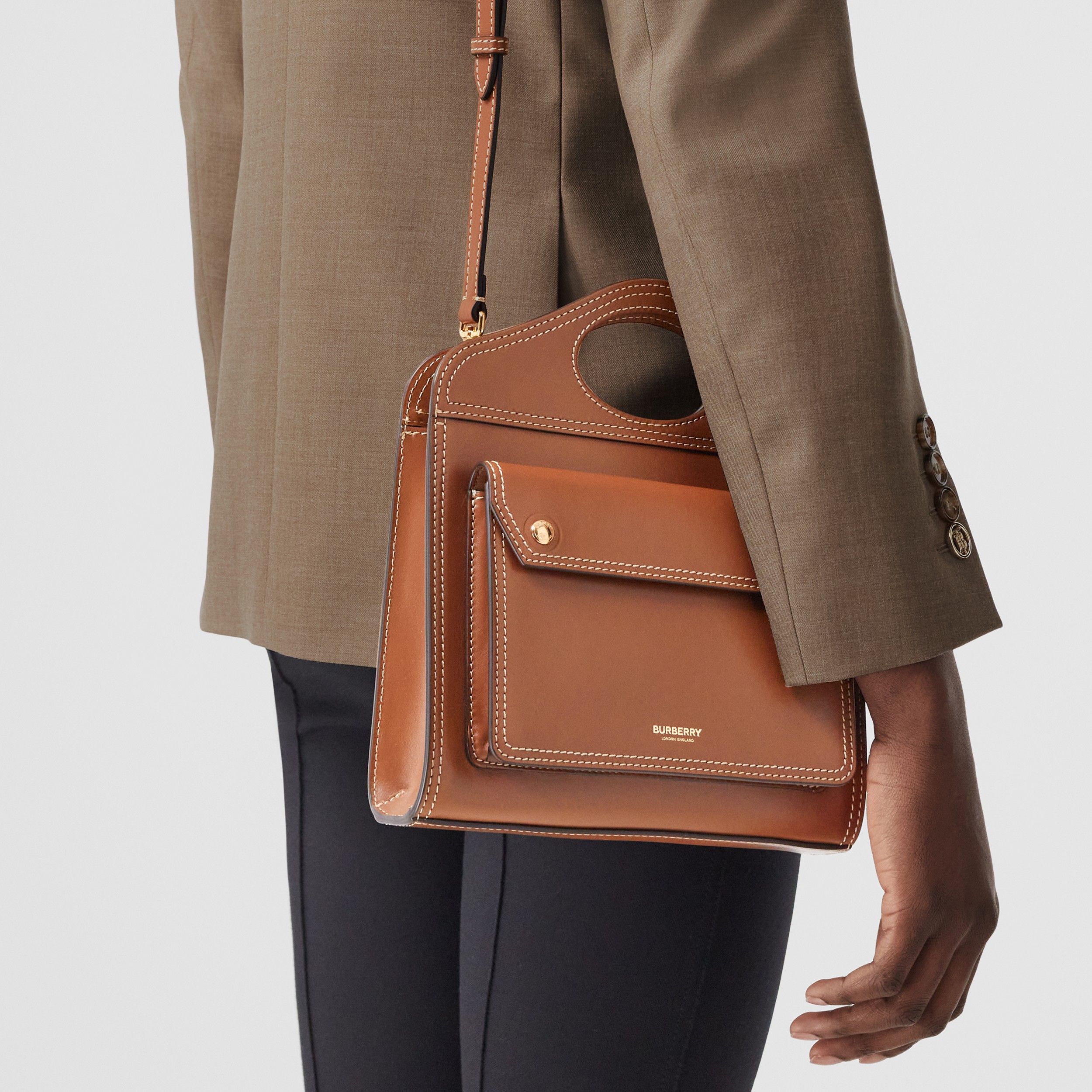 Pocket Bag im Miniformat aus Leder mit Steppnahtdetails (Malzbraun) - Damen | Burberry® - 3