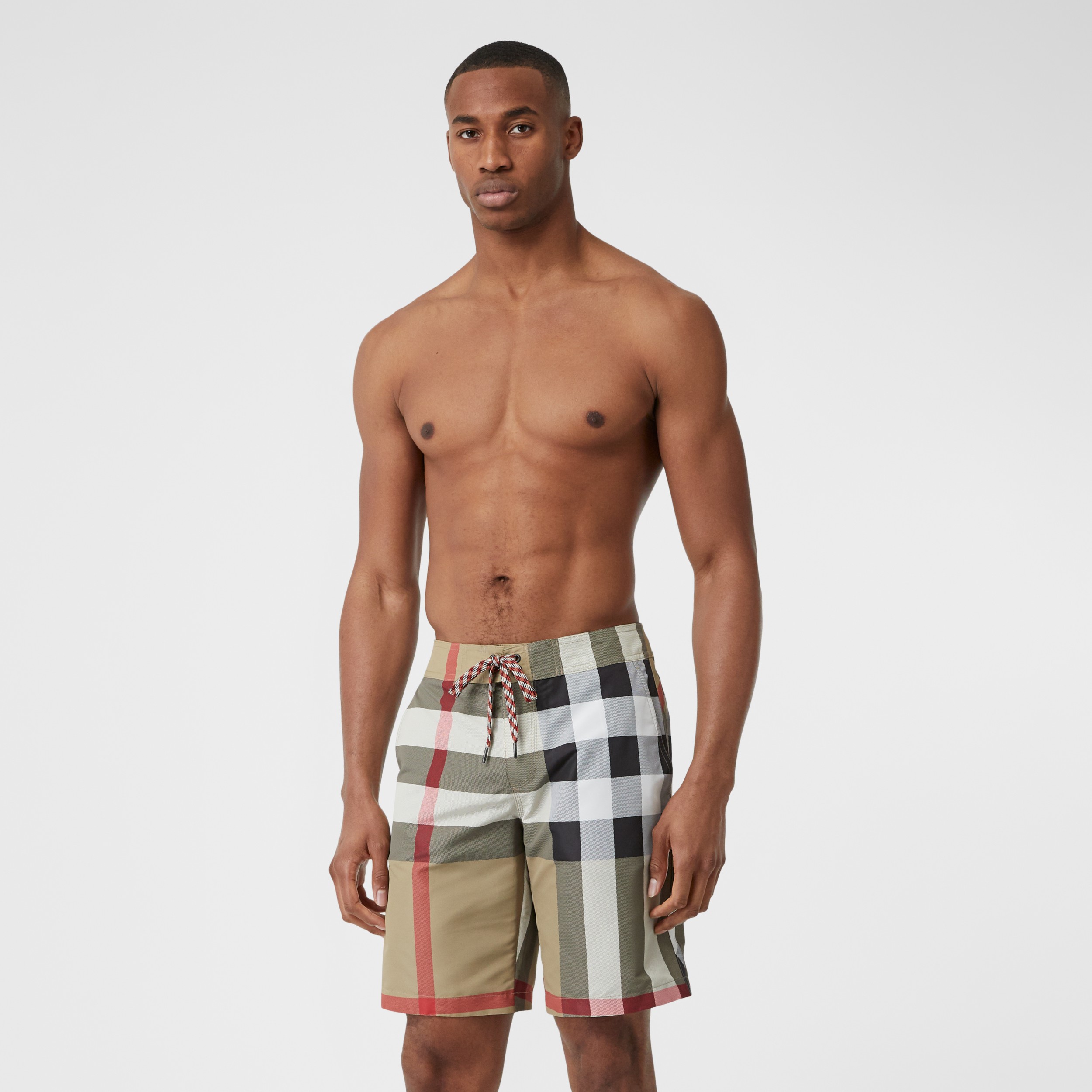Bermuda de praia em estampa Check com cordão de ajuste (Bege Clássico) - Homens | Burberry® oficial - 3