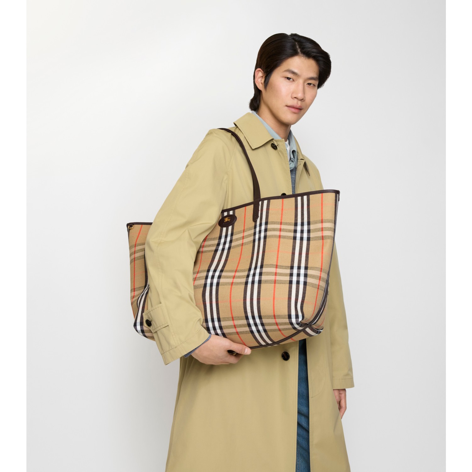 Large Reversible Bloomsbury Tote​ in Sand beige/peat brown - Men | Burberry® Official