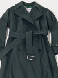 Trench Burberry avec une boucle argentée.