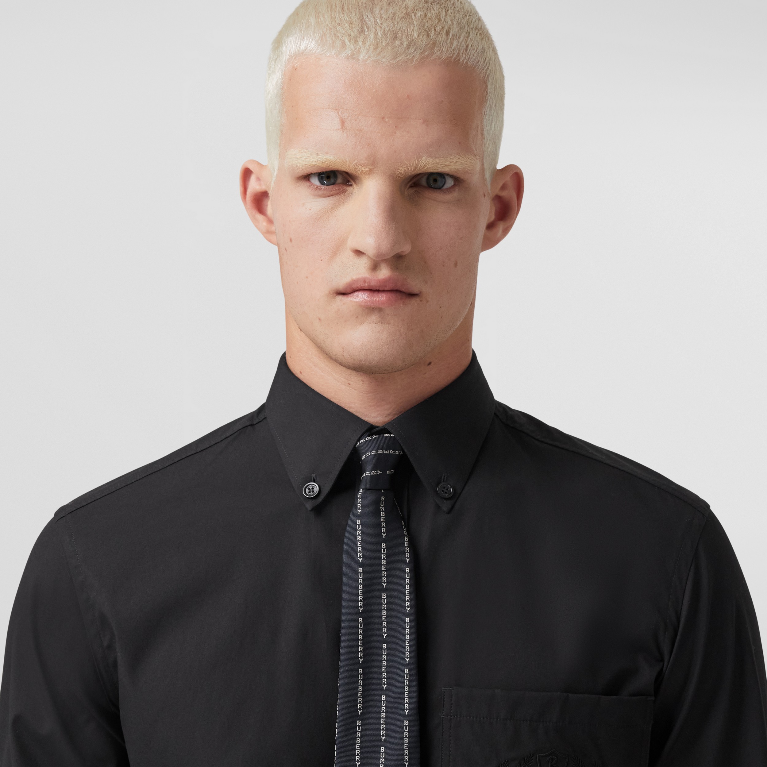 Cravate classique en soie à fines rayures avec logo (Noir) - Homme | Site officiel Burberry® - 3