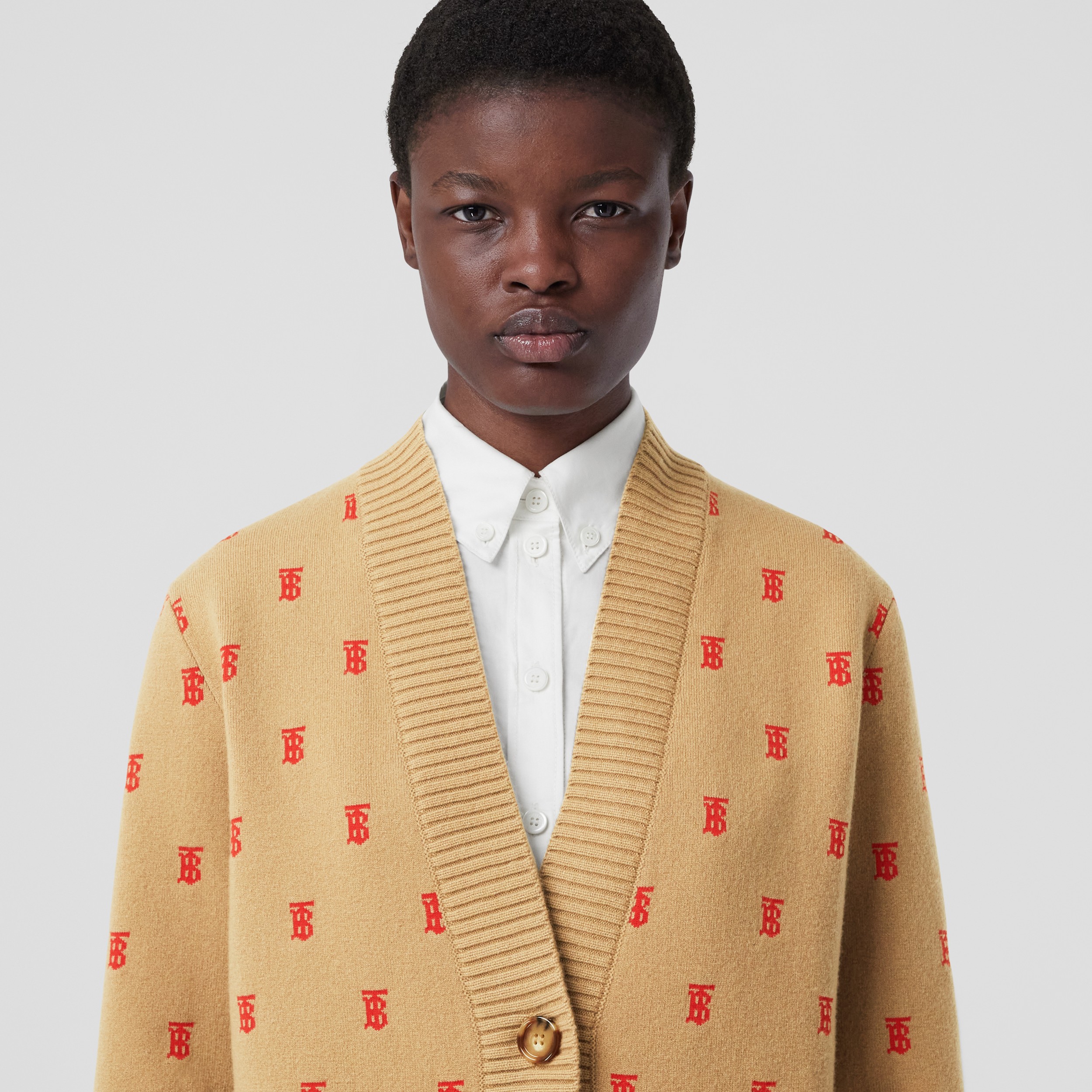 Cardigan oversize in misto lana e cashmere con motivo monogramma (Beige Archivio) - Donna | Sito ufficiale Burberry® - 4