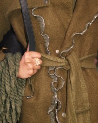 Modelo com trench coat com detalhes de zíper em close-up