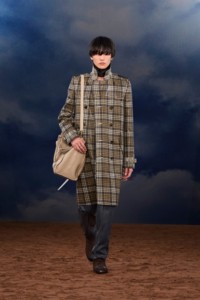 Burberry SS26 Show model Weijia Feng wearing a Check coated trench coat and an Extra large Hampstead tote