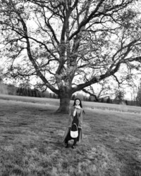 Imagen en blanco y negro de Tang Wei con bolso Rocking Horse