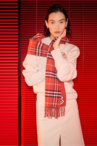 Modella che indossa una sciarpa Burberry Check rossa