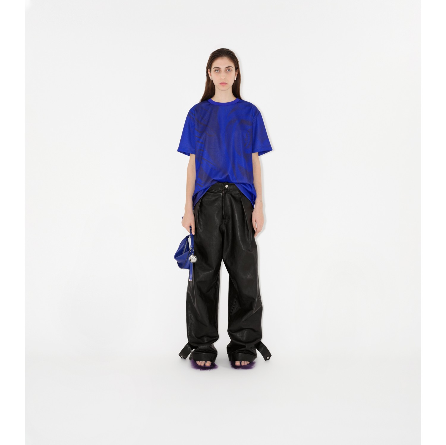 Schultertasche „Shield“ im Kleinformat