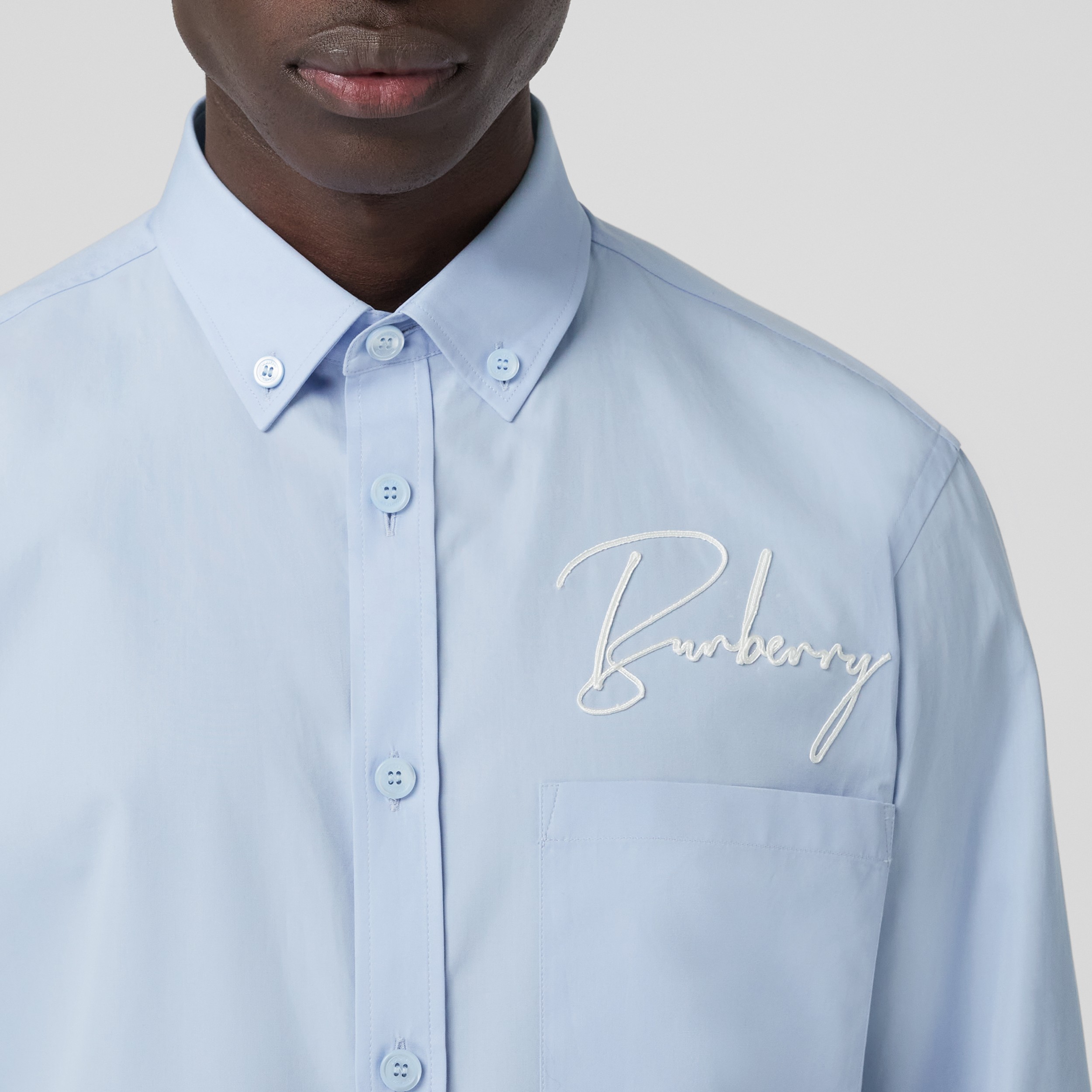 Baumwollhemd mit gesticktem Logo (Hellblau) - Herren | Burberry® - 2