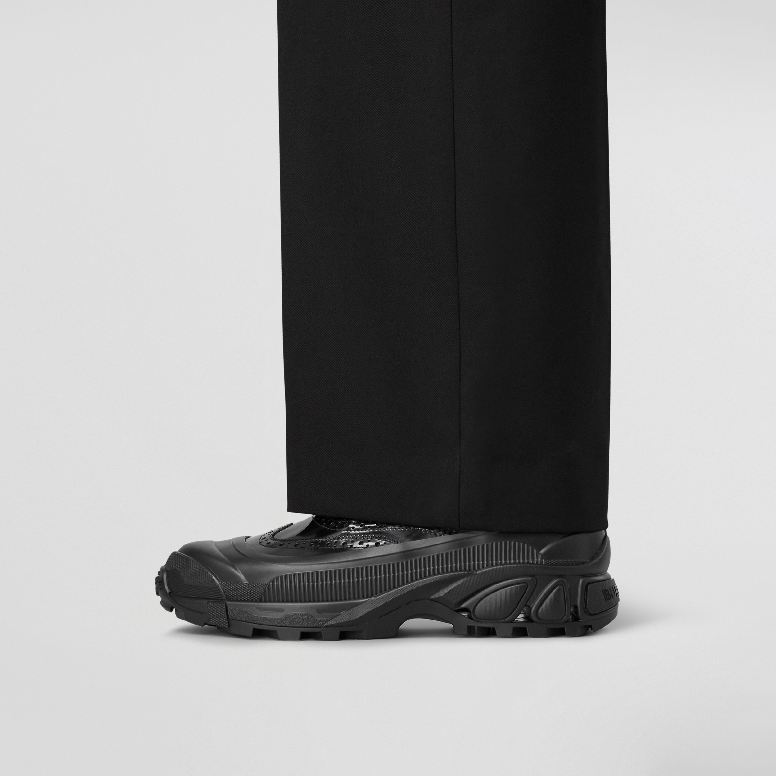 Sneakers en cuir avec détails richelieu (Noir) - Homme | Site officiel Burberry® - 3