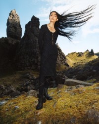 Campagne Hiver 2023 avec un mannequin portant une robe noire à manches longues