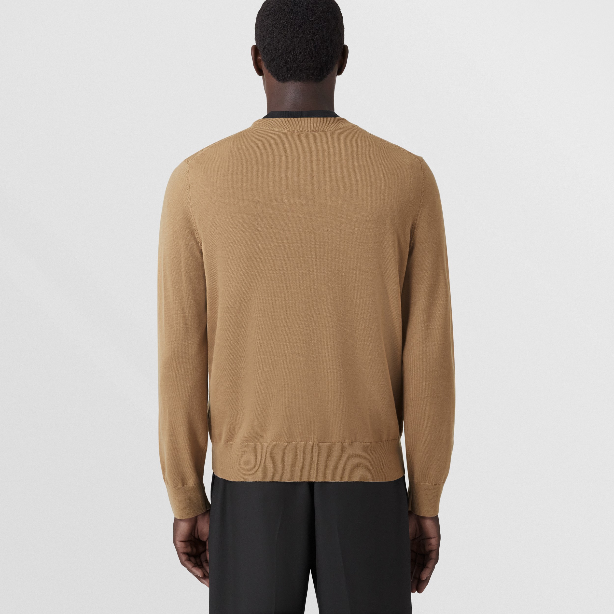 Suéter de lã com emblema de folha de carvalho bordado (Camel) - Homens | Burberry® oficial - 3