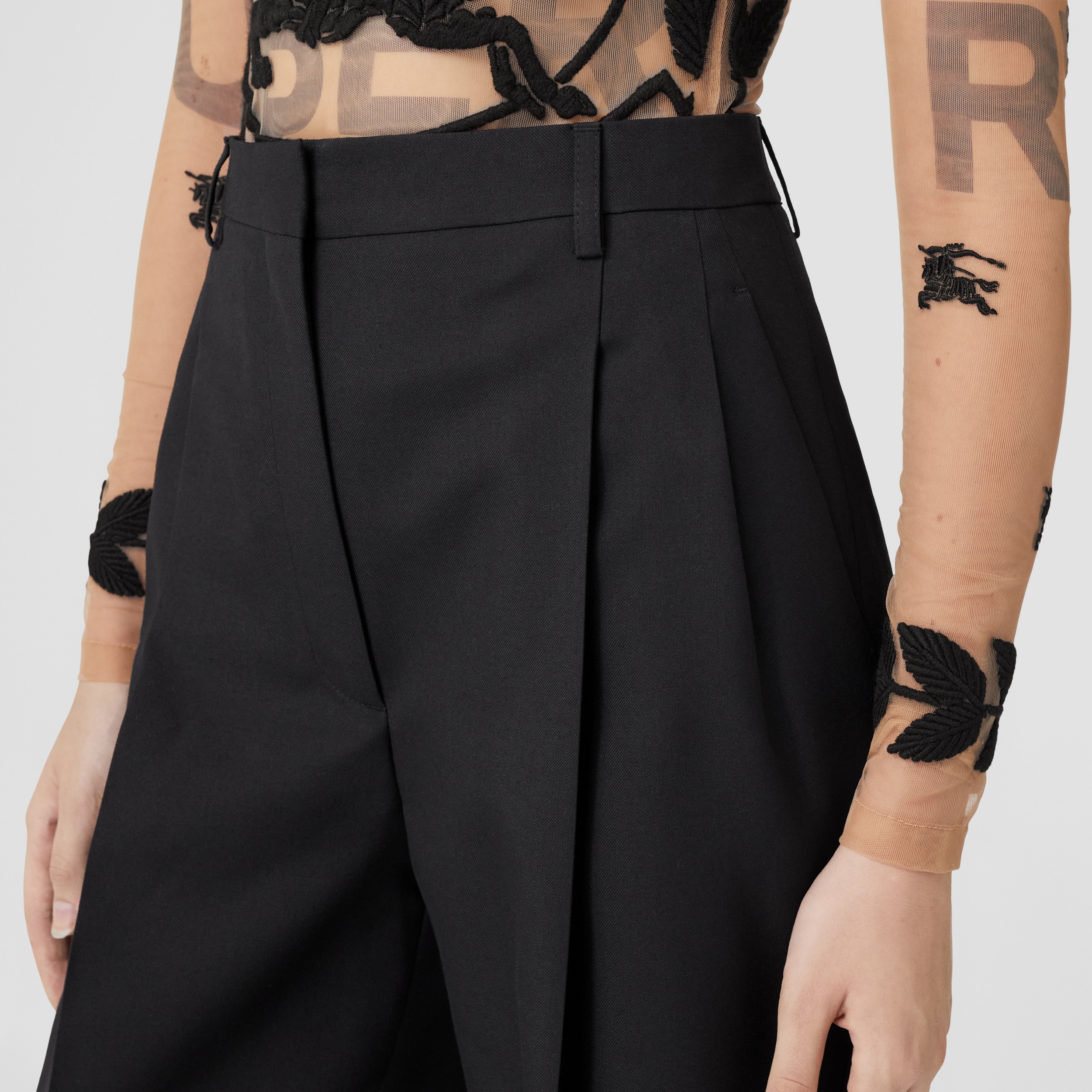 Pantalon ample sur mesure en laine plissée (Noir) - Femme | Site officiel Burberry® - 2
