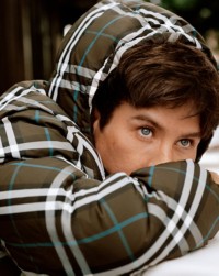 El actor irlandés Barry Keoghan con chaqueta de plumas a cuadros Burberry Check