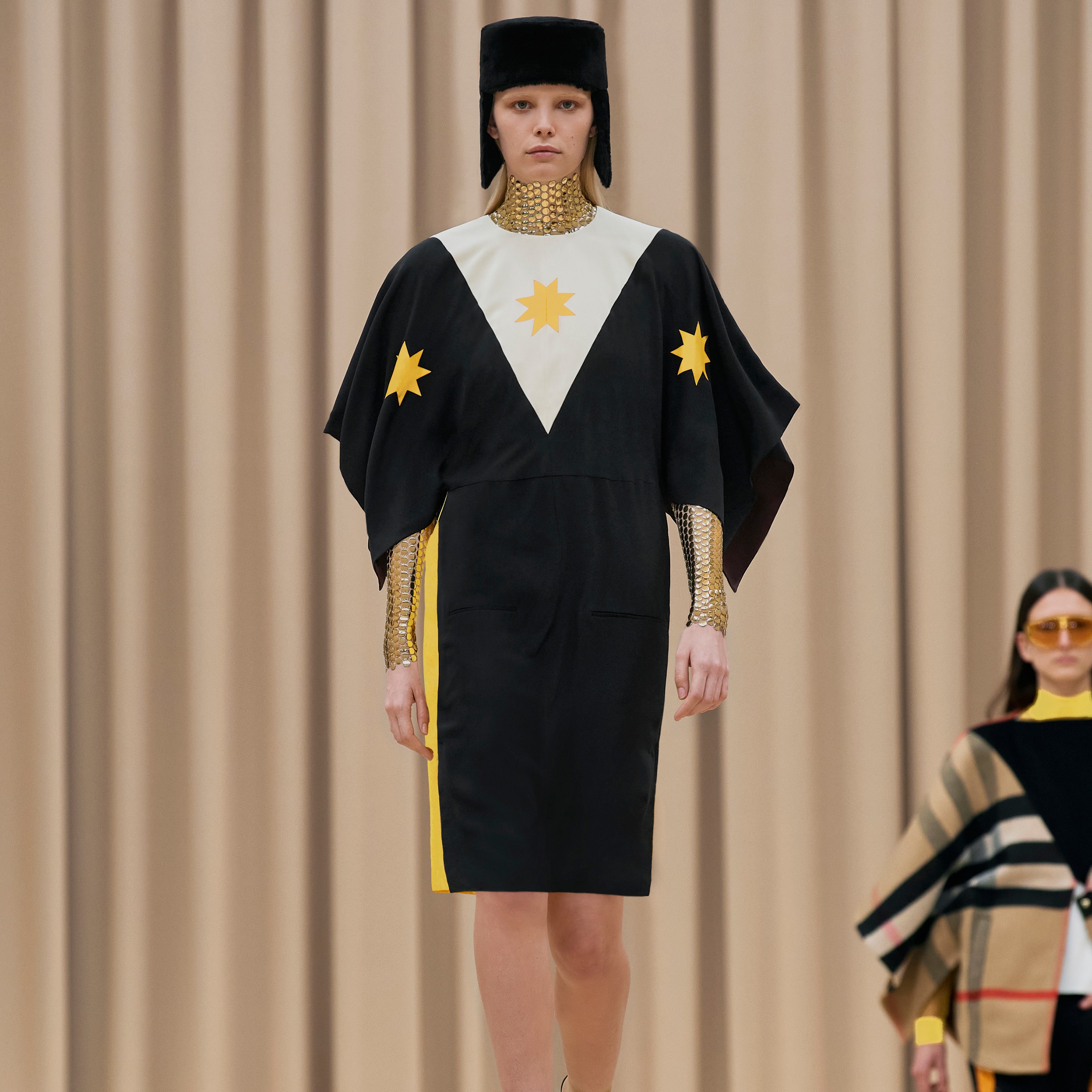Váy lụa Crepe de Chine với chi tiết in hình học