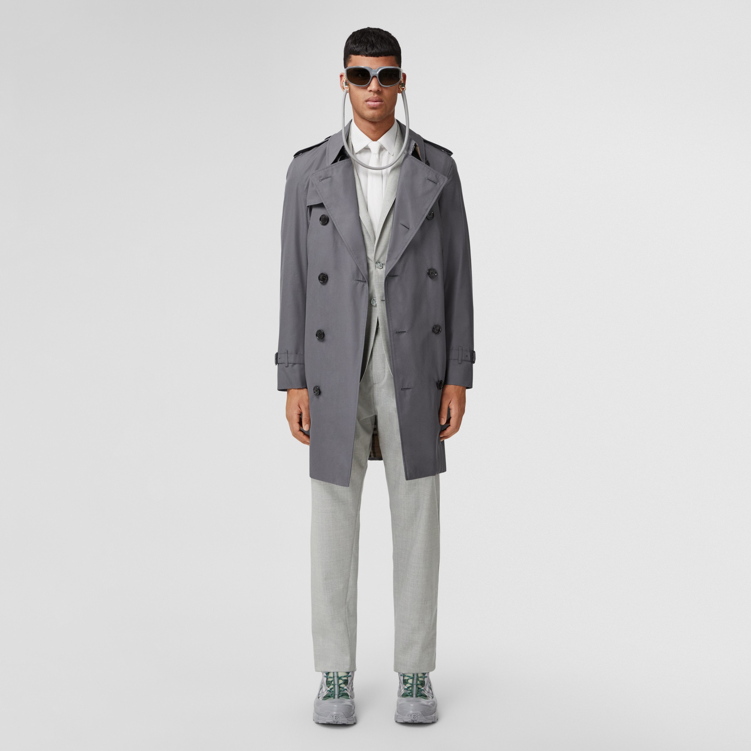 The Mid-length Chelsea Heritage Trench Coat in Grey - Burberry