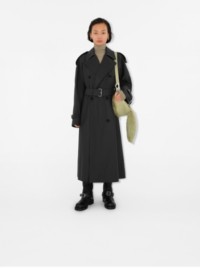 Model in einem Burberry-Trenchcoat