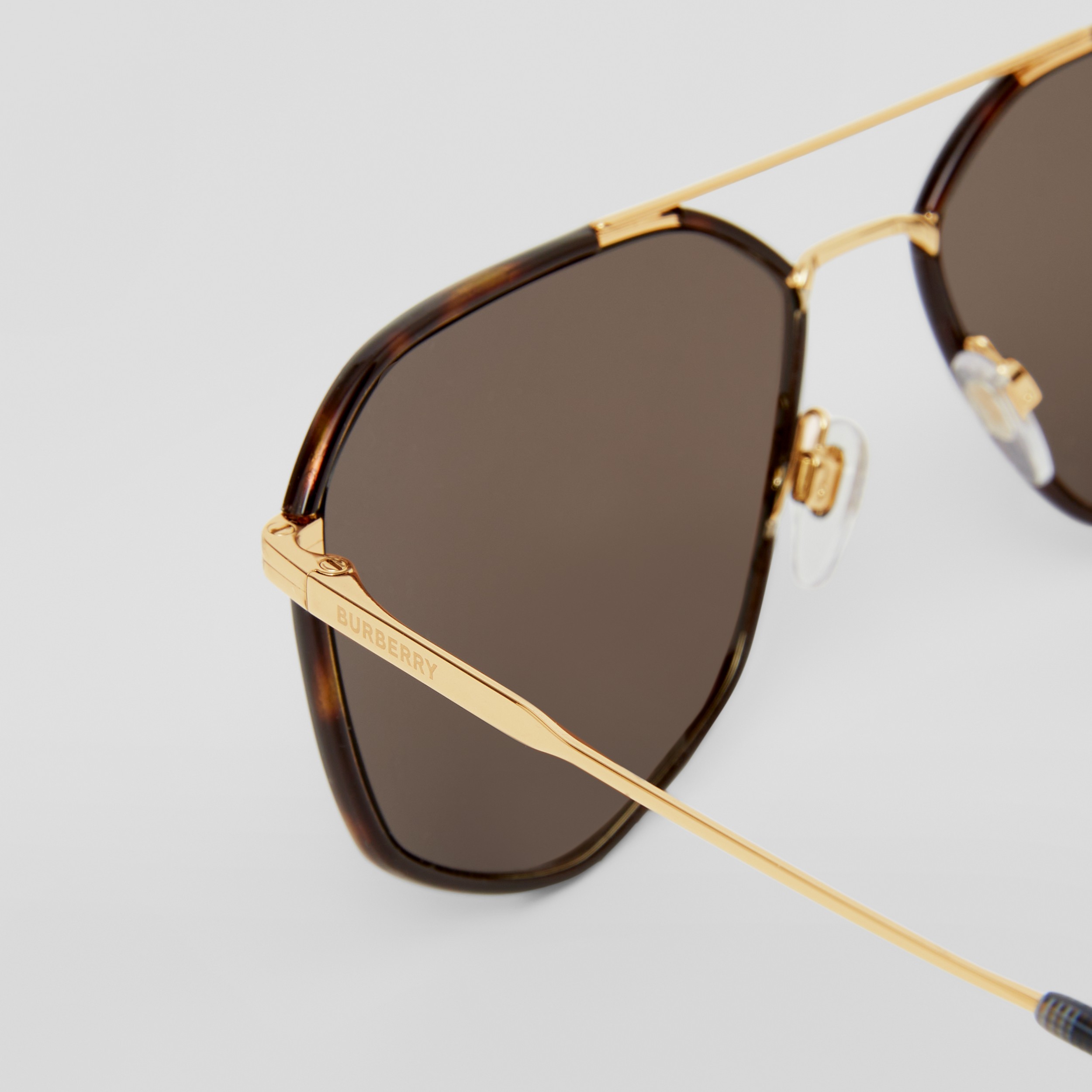 Sonnenbrille mit geometrischer Fassung (Tiefbraun/helles Goldfarben) - Herren | Burberry® - 2