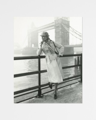 Kampagnenfoto aus der Vergangenheit, das ein Model in einem Trenchcoat auf der London Bridge zeigt