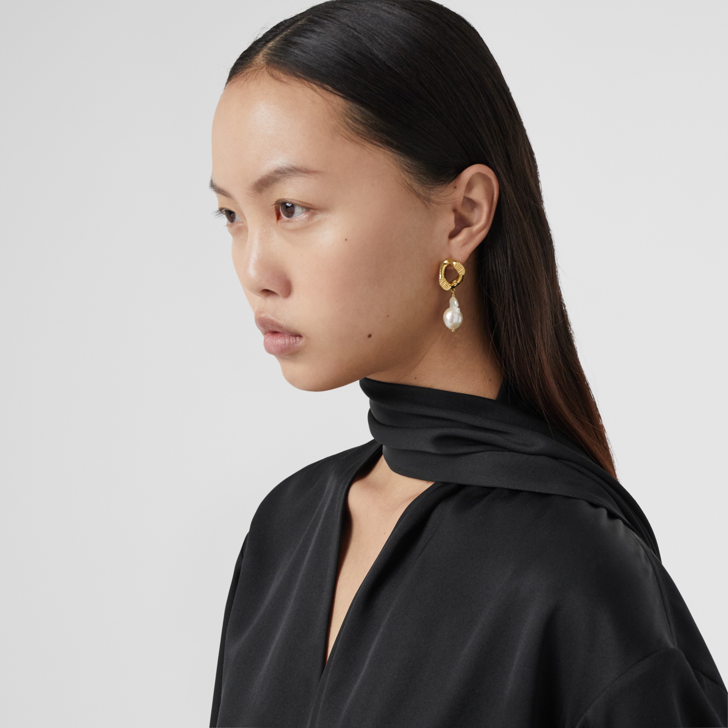 パールディテール ゴールドプレート チェーンリンク イヤリング (ライトゴールド／ホワイト) - ウィメンズ | Burberry®公式サイト