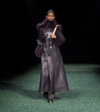 Mannequin portant un trench-coat noir en cuir et en shearling