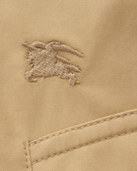 Primer plano del los iconos Burberry de la chaqueta Harrington