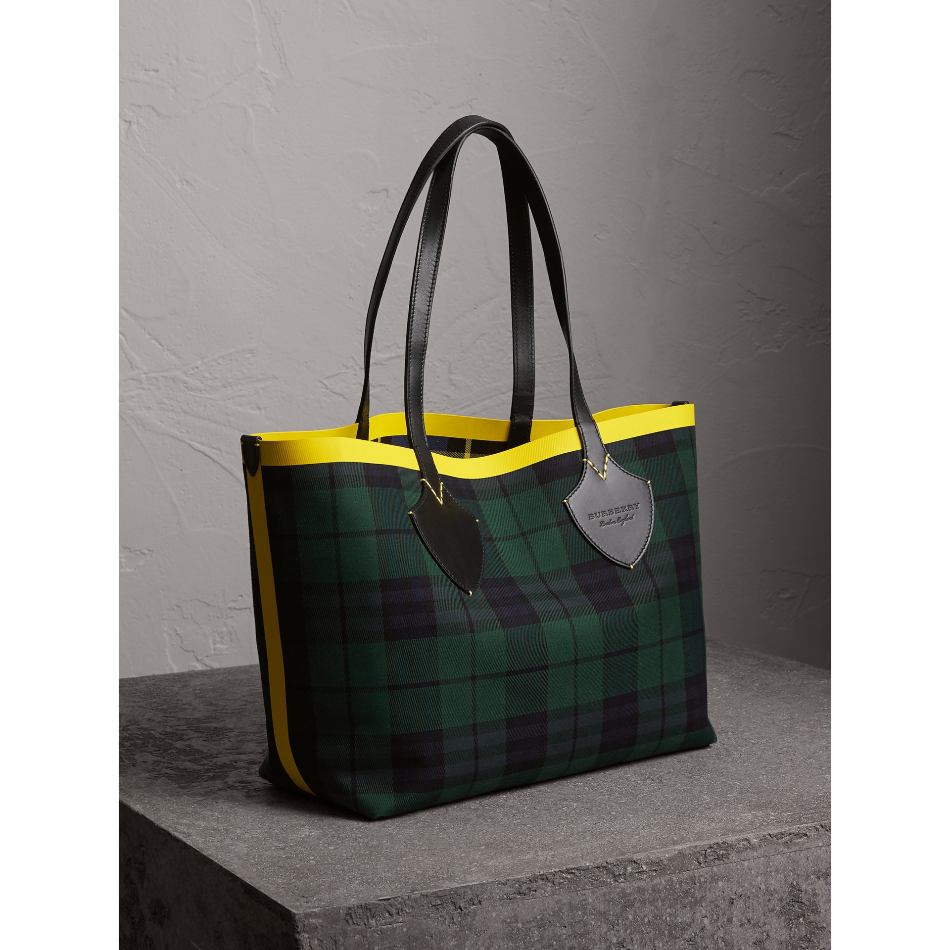 The Medium Giant Reversible Tote in Tartan Cotton in Racing Green/cobalt Blue | Burberry United ...