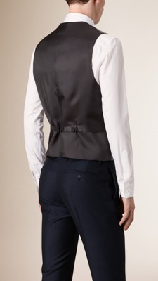 现代剪裁缎面裁片羊毛背心