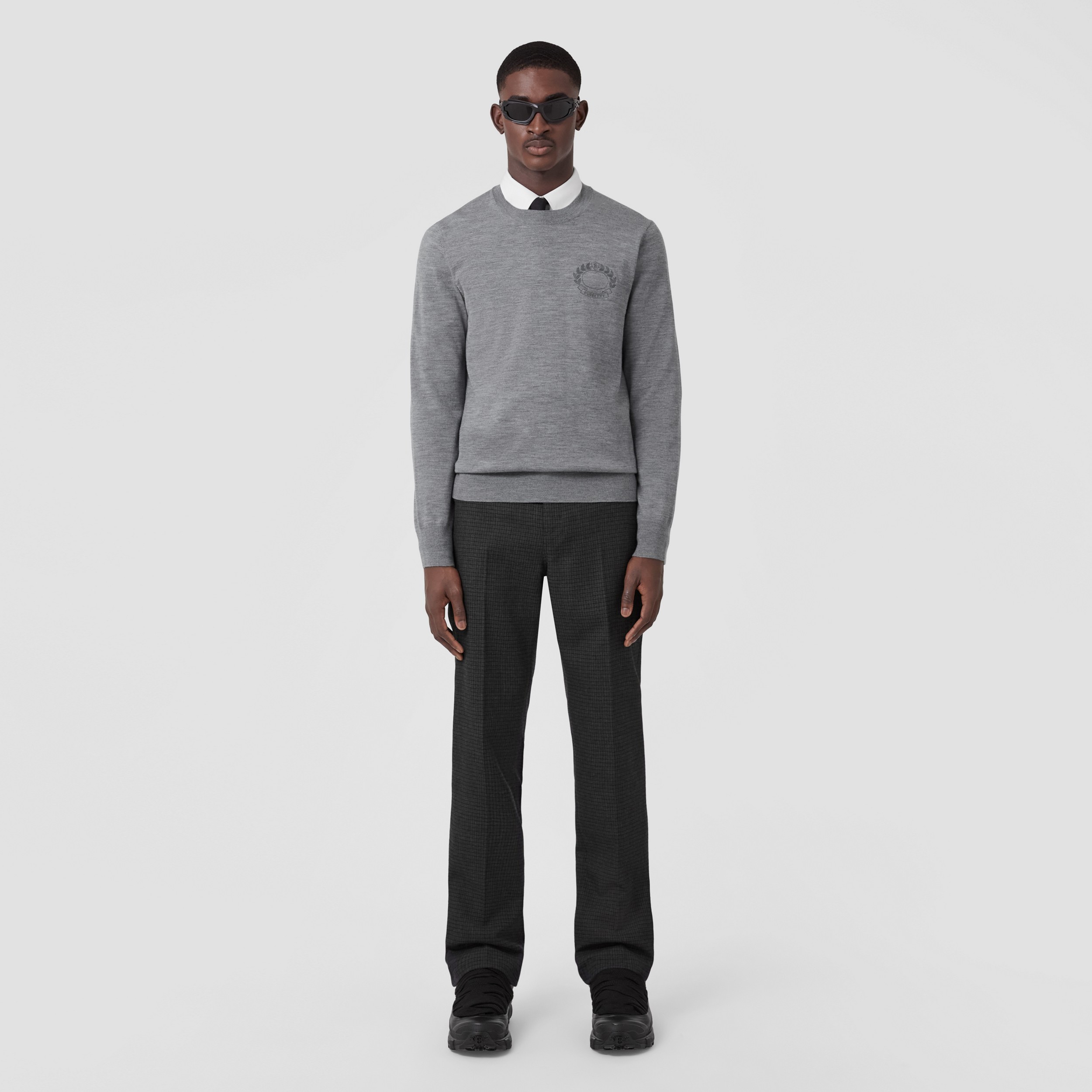 Suéter de lã com emblema de folha de carvalho bordado (Cinza Trovão Escuro) - Homens | Burberry® oficial - 4