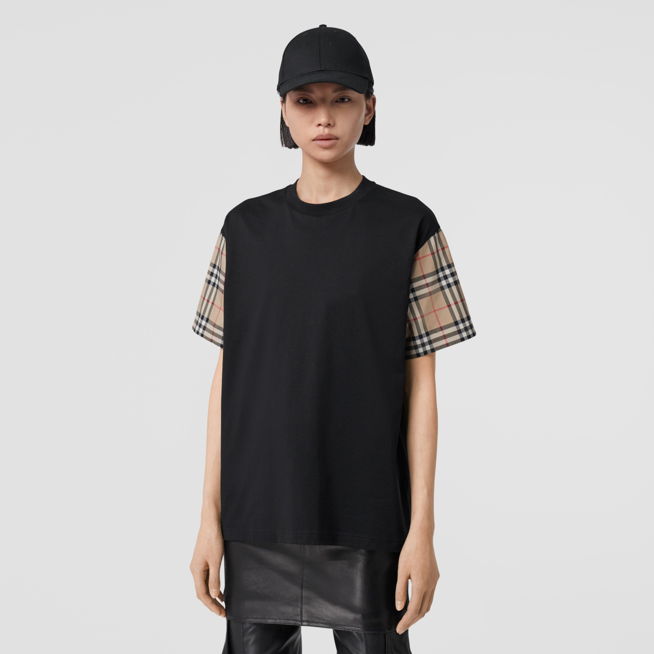 ヴィンテージチェック スリーブ コットン オーバーサイズtシャツ ブラック Burberry 公式サイト