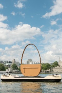 バーバリー ランドスケープ:オリンピアバッグ| Burberry® 公式 バーバリー ランドスケープ:オリンピアバッグ| Burberry® 公式