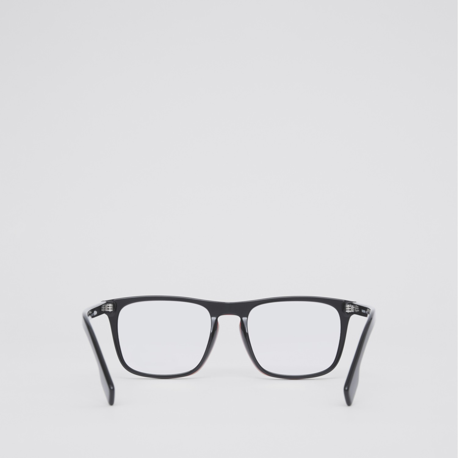 Óculos de grau com armação quadrada e detalhe de listras