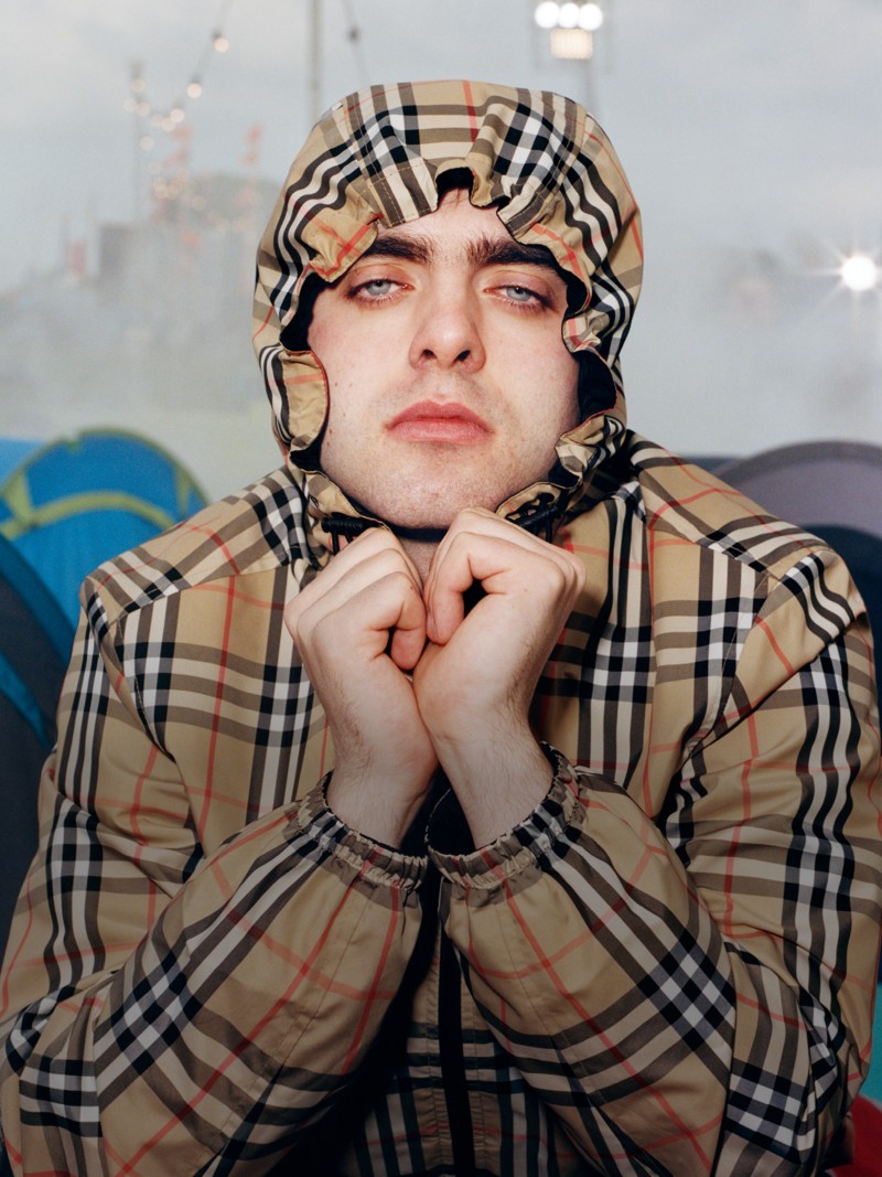 Lennon Gallagher con una giacca Check per Burberry Festival 2025
