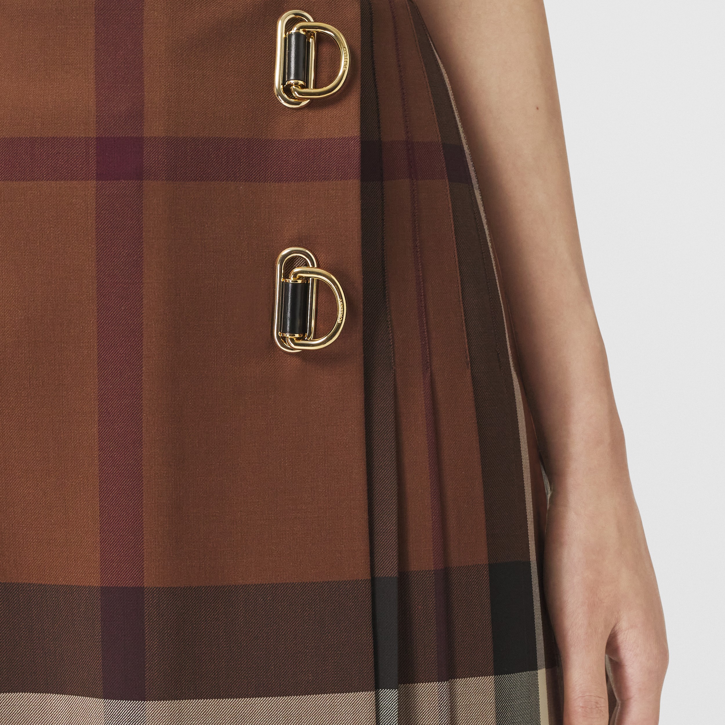 Saia estilo kilt de lã com estampa xadrez grande e detalhe de argola em D (Marrom Bétula Escuro) - Mulheres | Burberry® oficial - 2