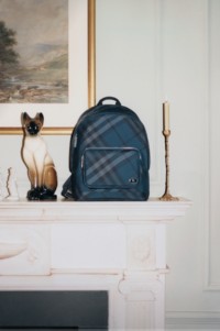 Burberry2025冬季宣传大片，海军色Grid双肩包出镜