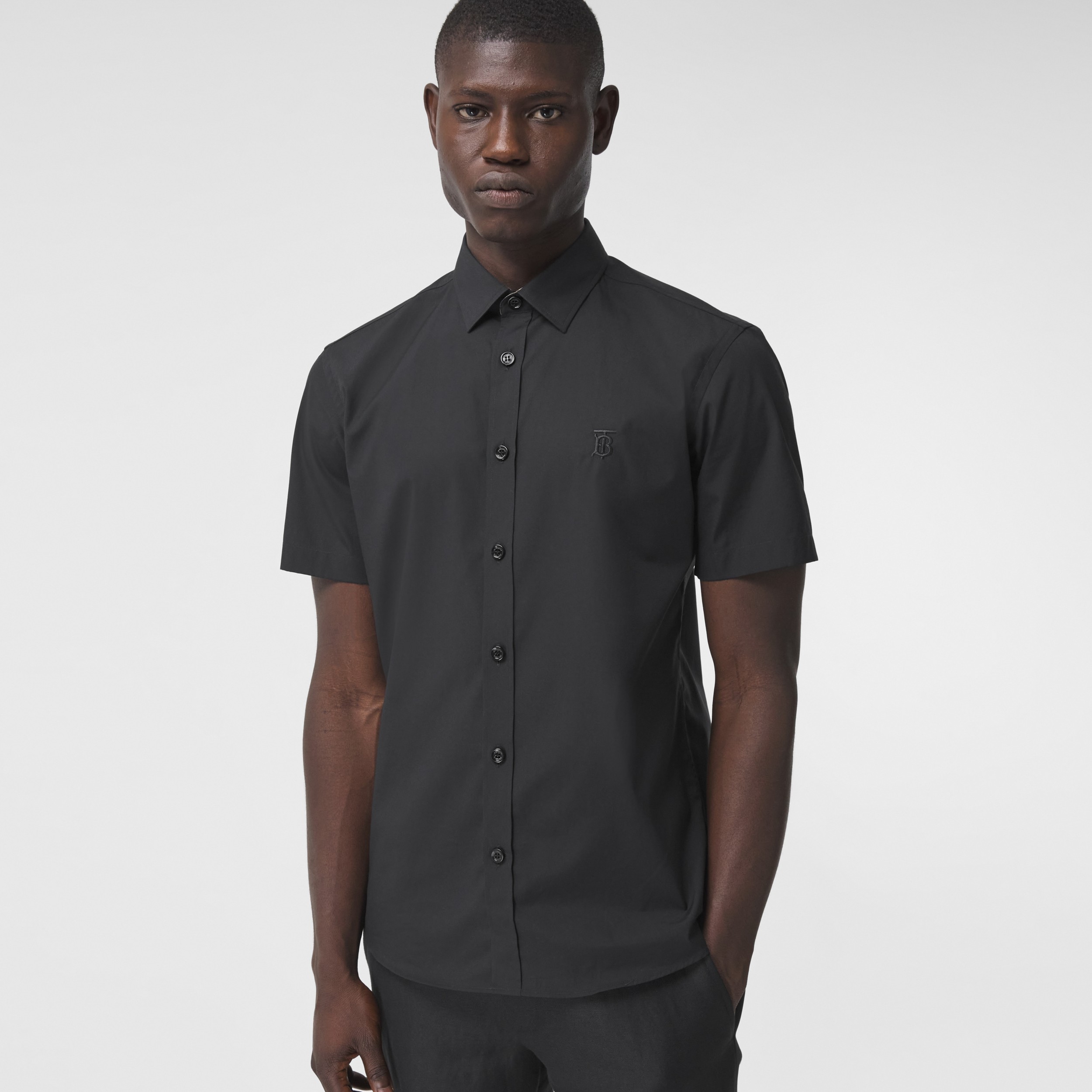 Camisa de manga corta en algodón elástico con monograma (Negro) - Hombre |  Burberry® oficial