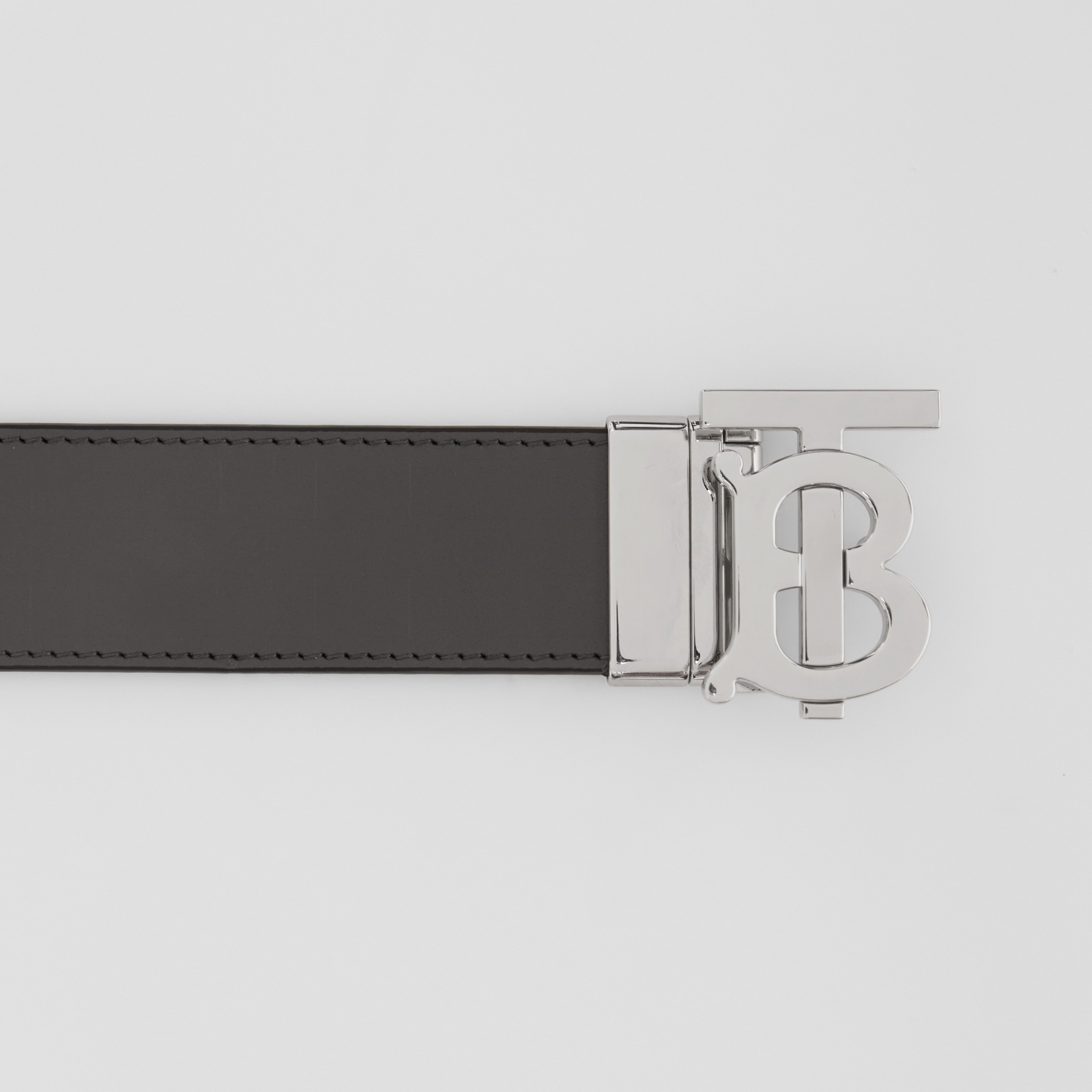 Cinturón reversible en piel grabada con monograma TB (Gris Ceniza Oscuro/plateado) - Hombre | Burberry® oficial - 2