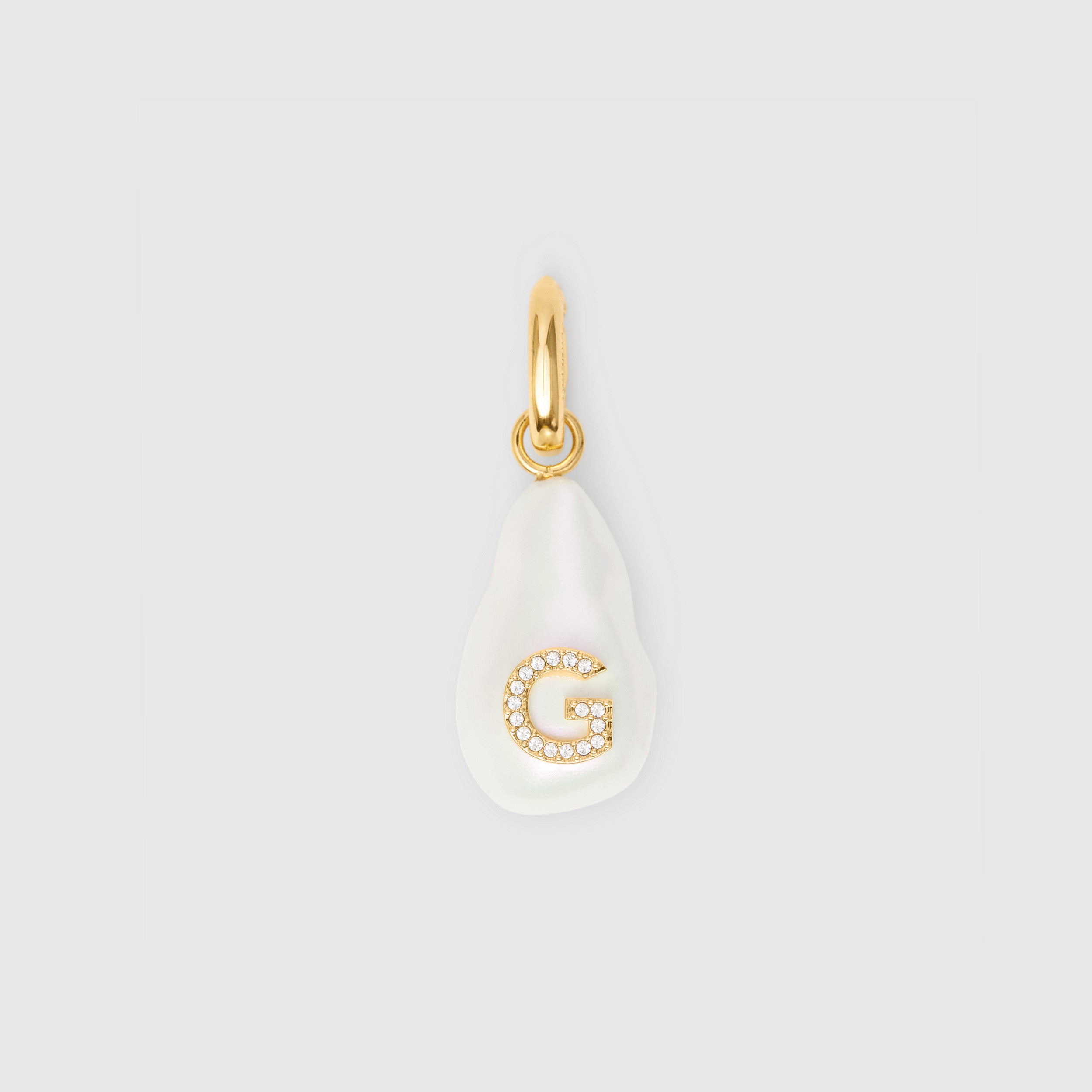 Dije de letra G con perla de resina y cristales - Solo en línea (Dorado Claro/madreperla) - Mujer | Burberry® oficial - 1