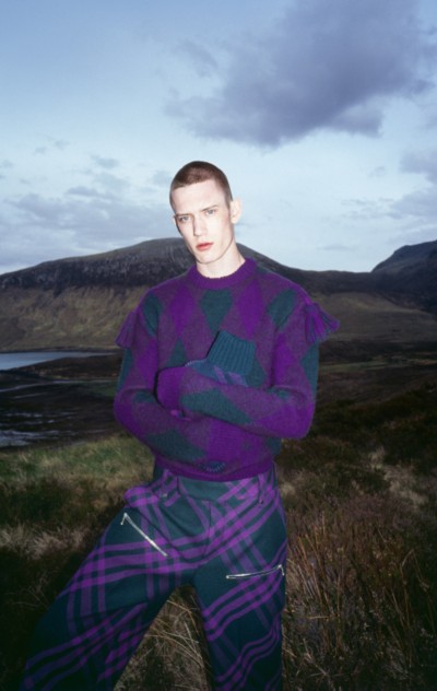 Kampagne für Winter 2023 mit Model in Wollpullover im Argyle-Design in der Farbe Royal
